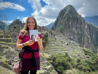 Představ si, že stojíš na místě, kde to všechno začalo... 🪶Vítr z peruánské pouště ti čechrá vlasy. Před tebou se tyčí...